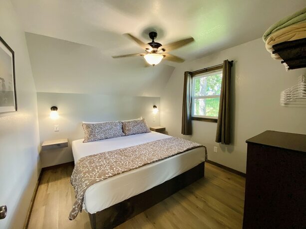 Imagen de la habitación del Hotel Calm Waters Cabin Resort. Foto 18