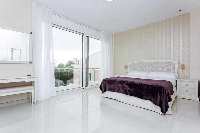 Imagen de la habitación del Hotel Calma Holiday Villas. Foto 9