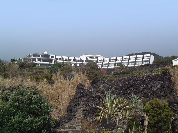 Imagen de los exteriores del Hotel Caloura Resort. Foto 9