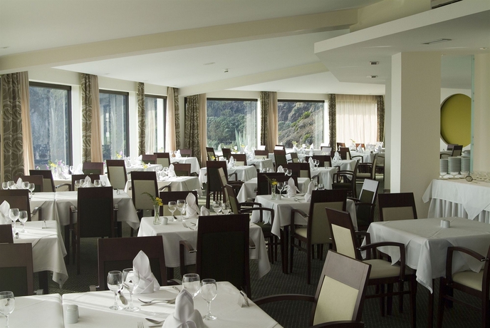 Imagen del bar/restaurante del Hotel Caloura Resort. Foto 4