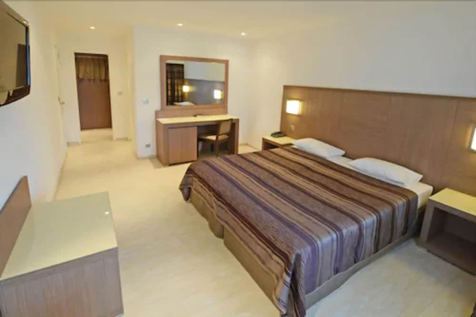 Imagen de la habitación del Hotel Calvi. Foto 8