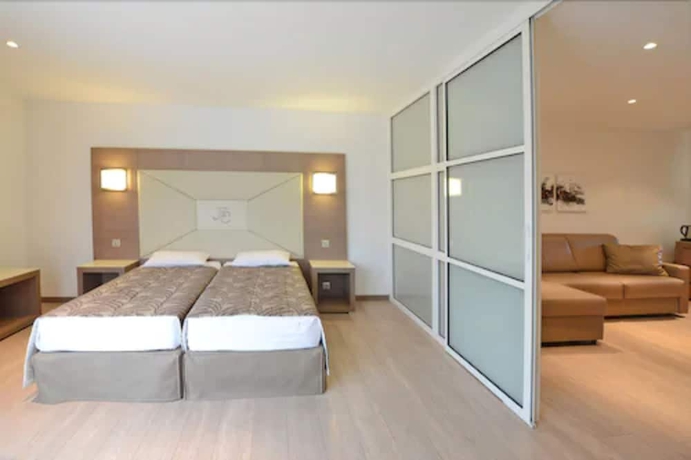 Imagen de la habitación del Hotel Calvi. Foto 10