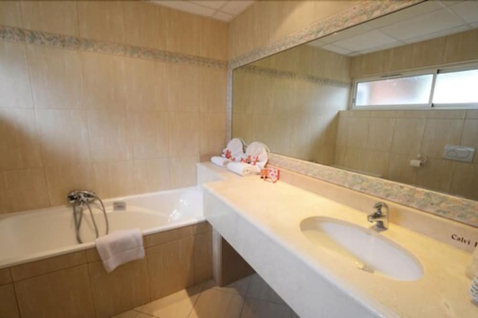 Imagen de la habitación del Hotel Calvi. Foto 15