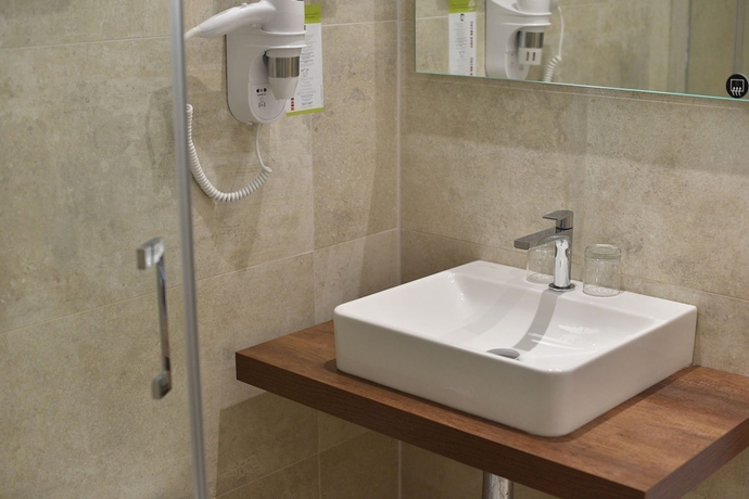 Imagen de la habitación del Hotel Calvi. Foto 16