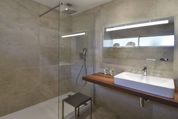 Imagen de la habitación del Hotel Calvi. Foto 18