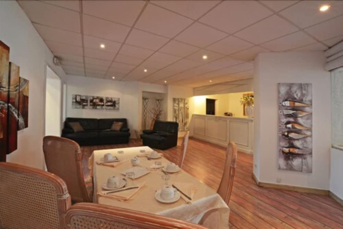 Imagen del bar/restaurante del Hotel Calvi. Foto 4