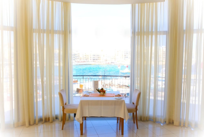 Imagen del bar/restaurante del Hotel Calypso, Il-Qbajjar. Foto 2