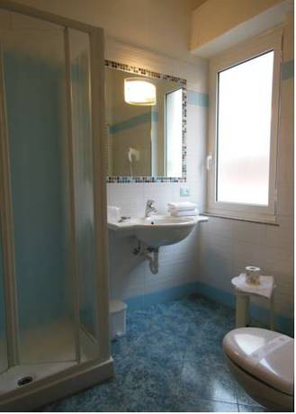 Imagen de la habitación del Hotel Calypso, Ventimiglia. Foto 7