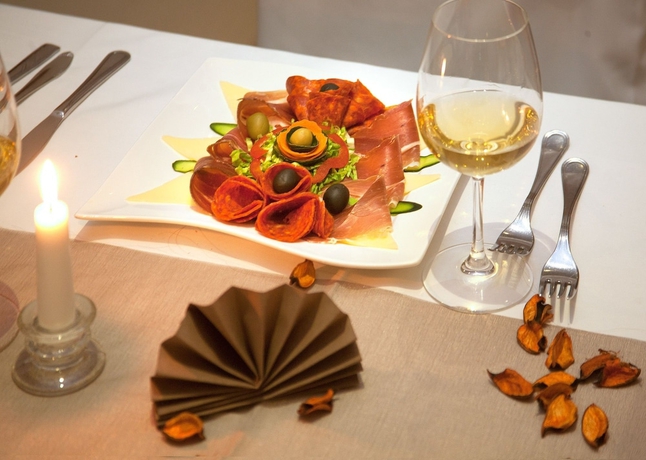 Imagen del bar/restaurante del Hotel Calypso, Zagreb. Foto 4