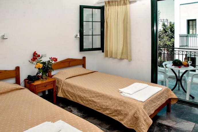 Imagen general del Hotel Camari Garden Apartments. Foto 11