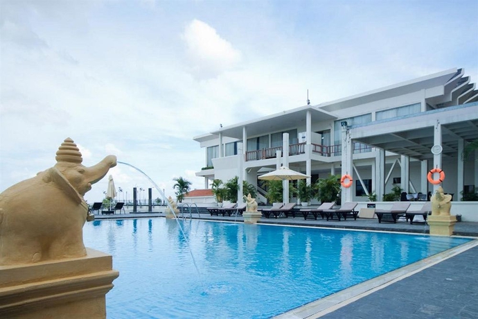 Imagen de la piscina del Hotel Cambodiana. Foto 10