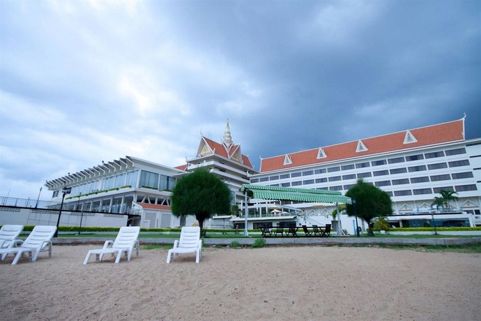 Imagen de los exteriores del Hotel Cambodiana. Foto 7