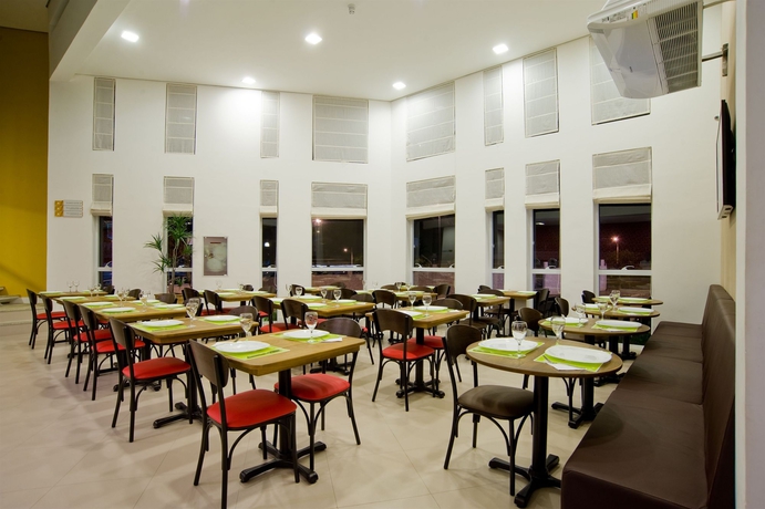 Imagen del bar/restaurante del Hotel Camboriu Express. Foto 5