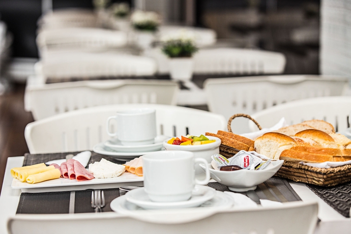 Imagen del bar/restaurante del Hotel Cambori&uacute; Praia. Foto 6