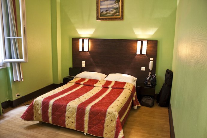 Imagen de la habitación del Hotel Cambrai. Foto 16