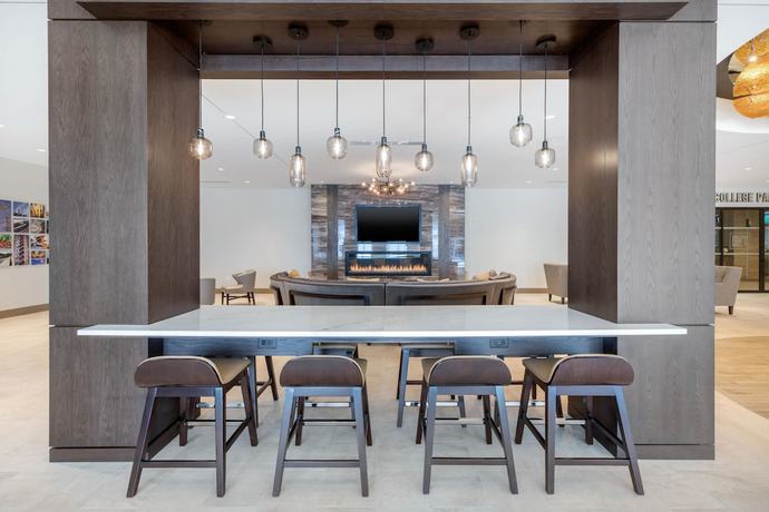 Imagen de los interiores del Hotel Cambria College Park. Foto 17