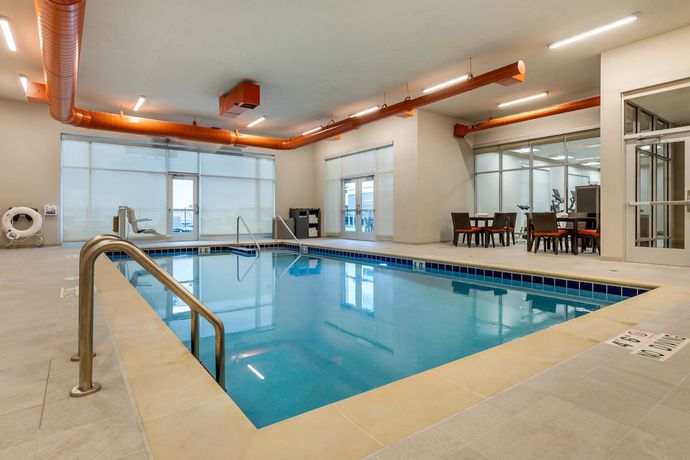 Imagen de la piscina del Hotel Cambria Milwaukee Downtown. Foto 20