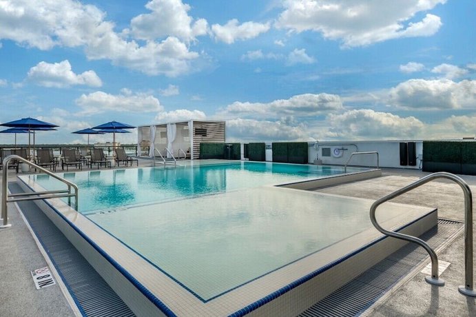 Imagen de la piscina del Hotel Cambria Orlando Universal Blvd. Foto 13
