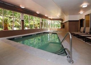 Imagen de la piscina del Hotel Cambria Suites. Foto 6