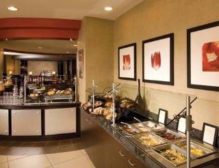 Imagen del bar/restaurante del Hotel Cambria Suites. Foto 3
