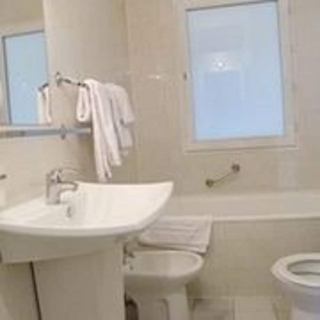 Imagen de la habitación del Hotel Camelia International. Foto 17