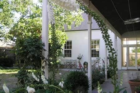Imagen de los exteriores del Hotel Camellia Cottage Bed and Breakfast. Foto 5