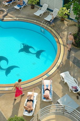 Imagen de la piscina del Hotel Camelot Pattaya. Foto 16