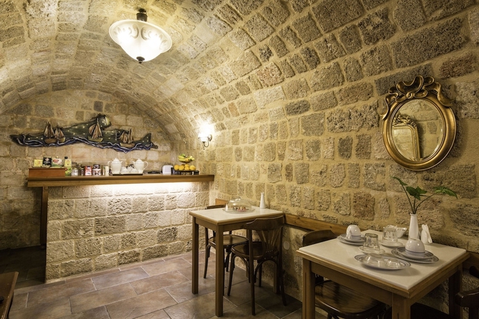 Imagen del bar/restaurante del Hotel Camelot Traditional and Classic. Foto 3