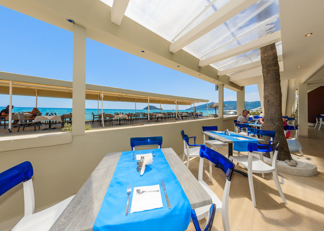 Imagen del bar/restaurante del Hotel Cameo Beach Resort. Foto 2