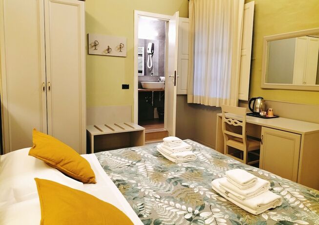 Imagen de la habitación del Hotel Camilla. Foto 19