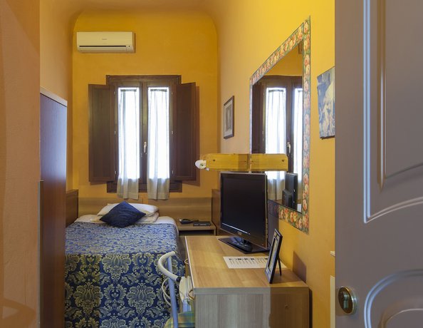 Imagen de la habitación del Hotel Camilla Guelfa. Foto 2