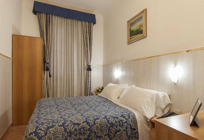 Imagen de la habitación del Hotel Camilla Guelfa. Foto 5