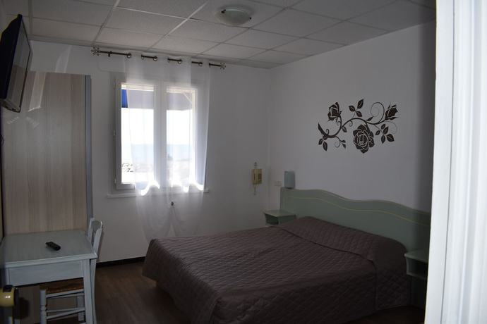 Imagen de la habitación del Hotel Camille. Foto 17