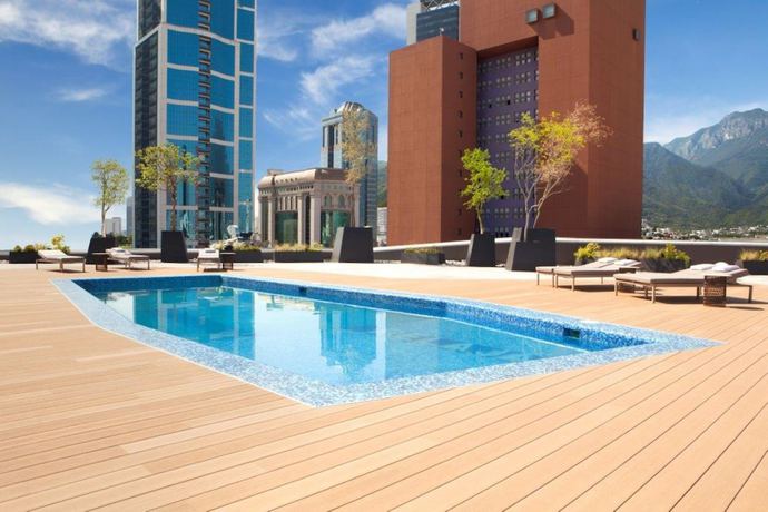 Imagen de la piscina del Hotel Camino Real Fashion Drive Monterrey. Foto 18