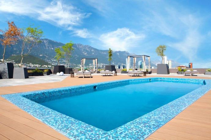 Imagen de la piscina del Hotel Camino Real Fashion Drive Monterrey. Foto 20