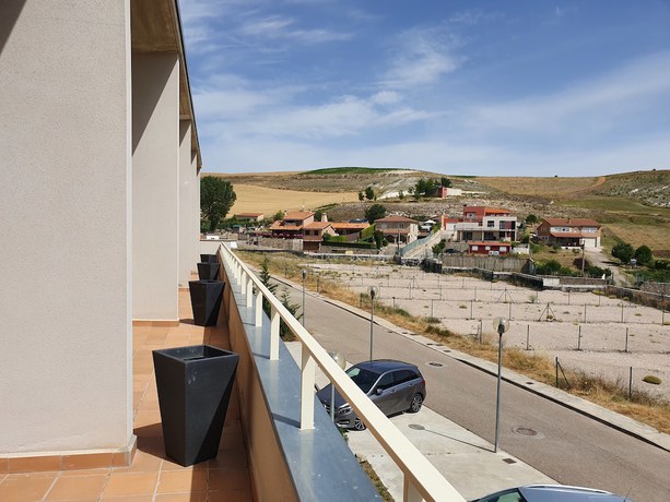 Imagen de los exteriores del Hotel Camino de Rabé. Foto 13