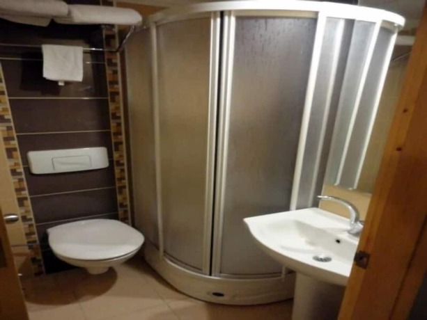 Imagen de la habitación del Hotel Camlica Otel. Foto 6