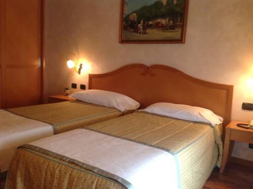 Imagen de la habitación del Hotel Camoretti. Foto 7