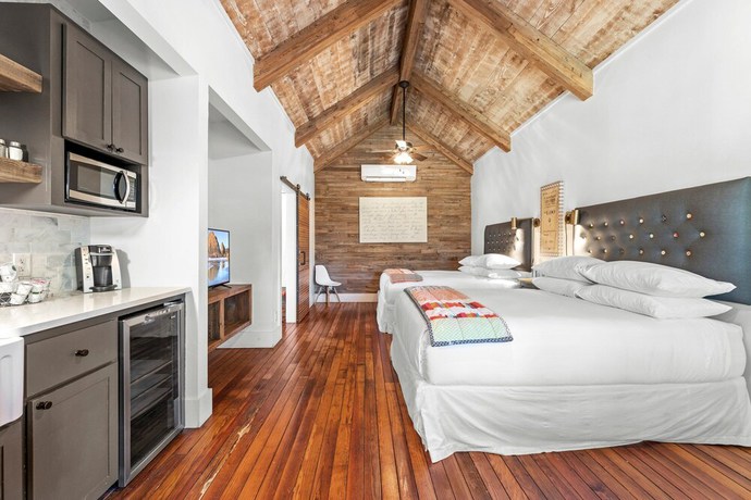 Imagen de la habitación del Hotel Camp Comfort. Foto 17