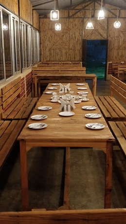Imagen del bar/restaurante del Hotel Camp Nirmit By Royal Collection. Foto 5