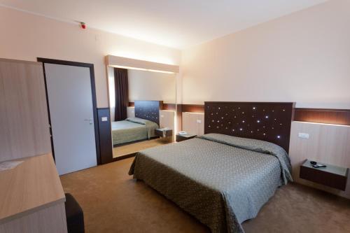 Imagen de la habitación del Hotel Campana. Foto 8