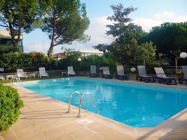 Imagen de la piscina del Hotel Campanile Antibes - Juan Les Pins. Foto 16