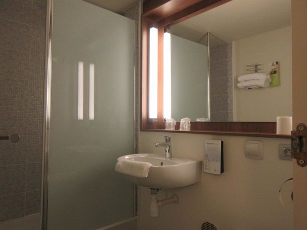 Imagen de la habitación del Hotel Campanile Bayeux. Foto 18