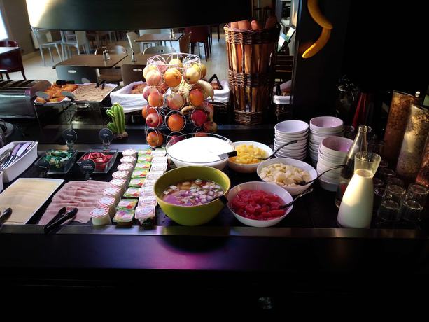 Imagen del bar/restaurante del Hotel Campanile Bayeux. Foto 2