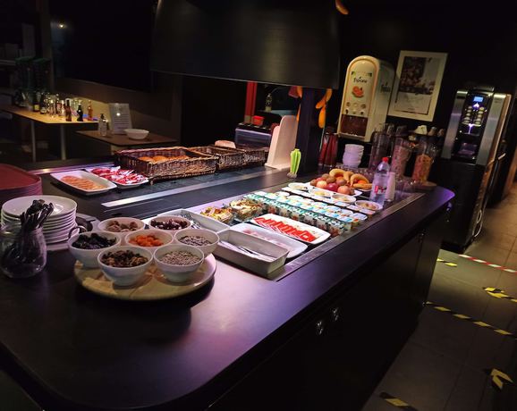 Imagen del bar/restaurante del Hotel Campanile Bayeux. Foto 3