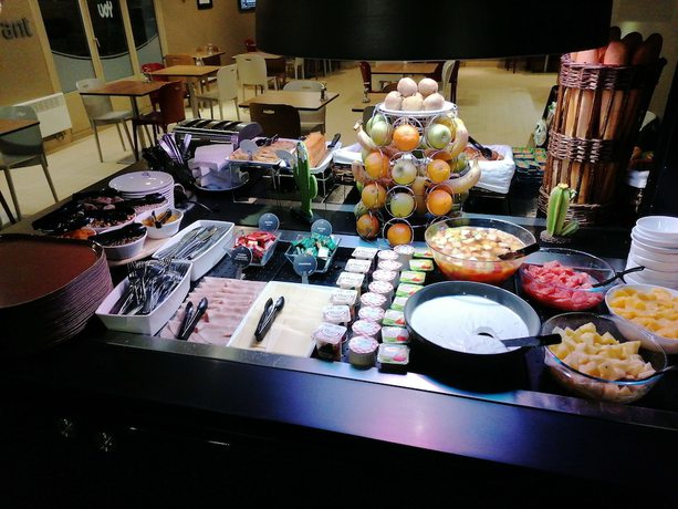 Imagen del bar/restaurante del Hotel Campanile Bayeux. Foto 5