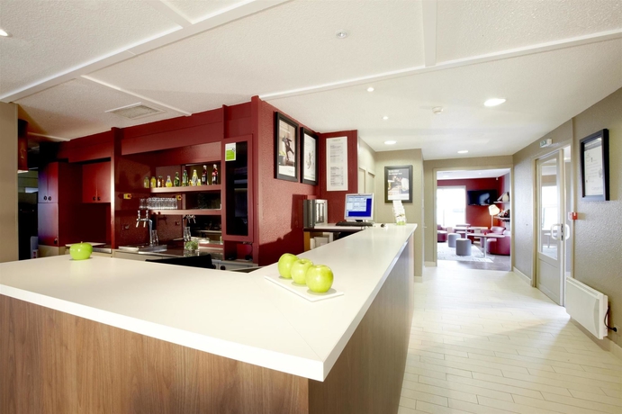 Imagen del bar/restaurante del Hotel Campanile Bayonne. Foto 3