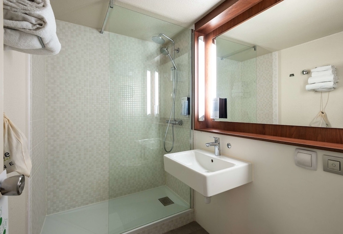 Imagen de la habitación del Hotel Campanile Beaune. Foto 16