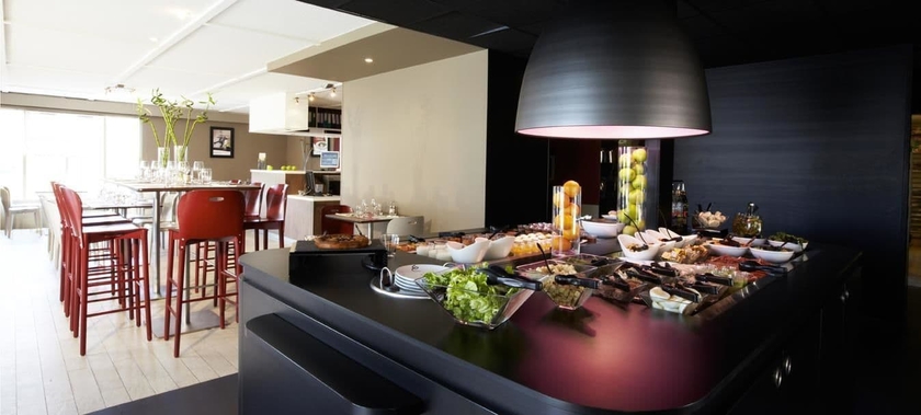 Imagen del bar/restaurante del Hotel Campanile Calais. Foto 2