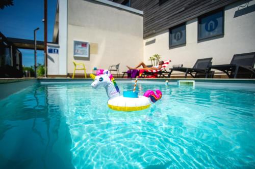 Imagen de la piscina del Hotel Campanile Carcassonne Est La Cite. Foto 8